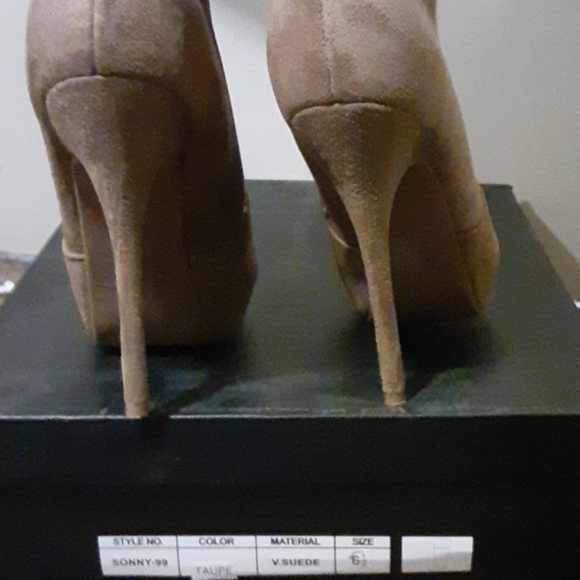 Heel boots - Picture 3 of 4